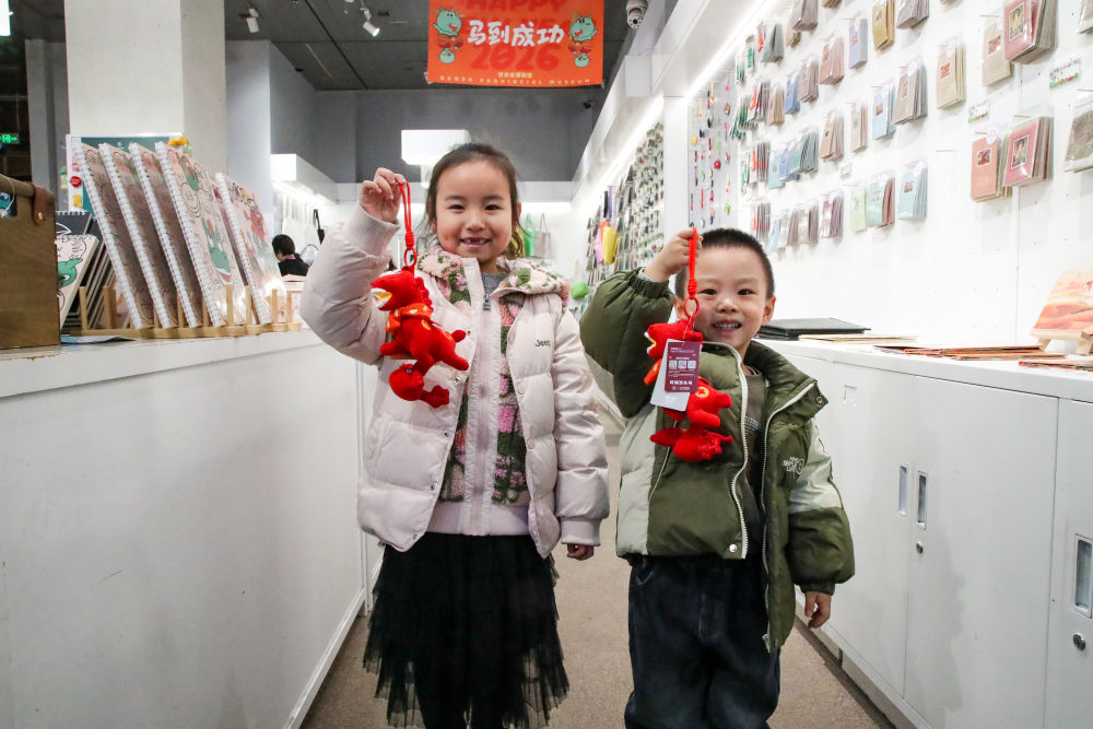 “馬元素”文創(chuàng)產(chǎn)品引領(lǐng)中國(guó)春節(jié)消費(fèi)新潮流