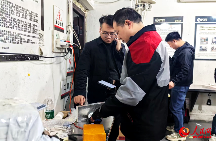 順豐便利店內(nèi)，任秀林正在驗(yàn)視確認(rèn)待寄出的物品。人民網(wǎng)記者 侯琳琳攝