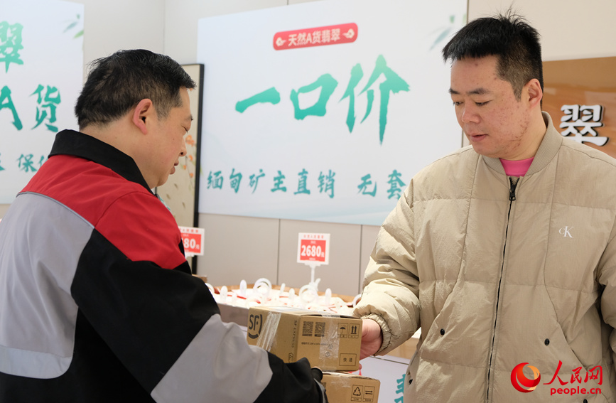 任秀林把包裹送到顧客手上。人民網(wǎng)記者 常力元攝