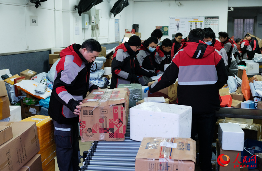 2月5日6點(diǎn)30分，晨光未至，任秀林和同事已開(kāi)始忙碌，兩車貨物分揀就位。人民網(wǎng)記者 常力元攝