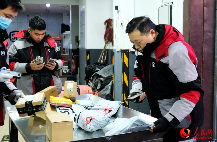 分揀快遞，錄入系統(tǒng)。人民網(wǎng)記者 常力元攝
