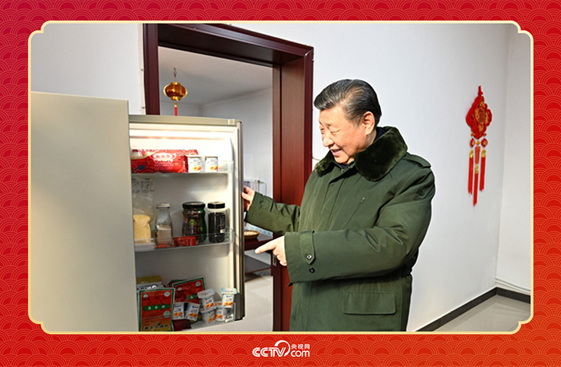 2024年春節(jié)前夕，習(xí)近平總書(shū)記在天津第六埠村考察時(shí)，走進(jìn)村民杜洪剛家看望。