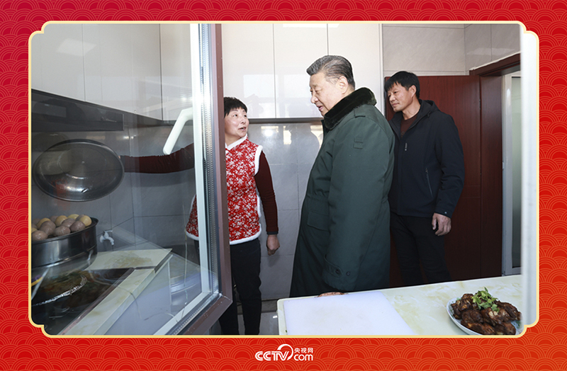 2025年春節(jié)前夕，習(xí)近平總書(shū)記在遼寧葫蘆島市綏中縣明水滿族鄉(xiāng)祝家溝村考察時(shí)，走進(jìn)村民朱西存家看望。