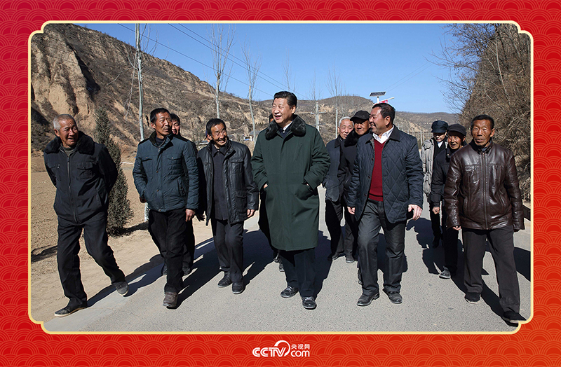 2015年春節(jié)前夕，習(xí)近平總書(shū)記回到陜西延安梁家河村看望鄉(xiāng)親。