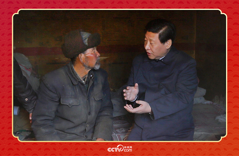 2013年2月3日，習(xí)近平總書記和甘肅省定西市渭源縣元古堆村八旬老黨員馬崗親切交談，了解當(dāng)?shù)厣a(chǎn)生活情況。