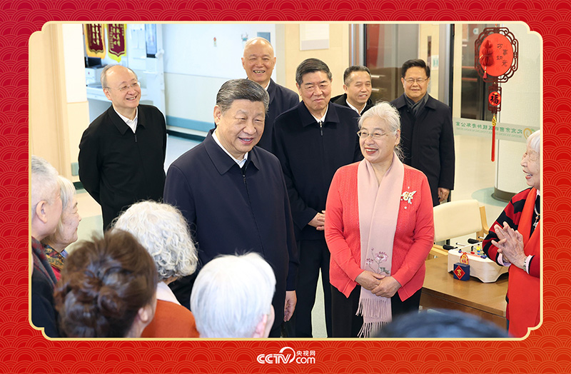 2026年2月10日，習(xí)近平總書記在北京西城區(qū)“吾老·新街”養(yǎng)老服務(wù)街區(qū)銀齡老年公寓考察時，同老人們親切交流。