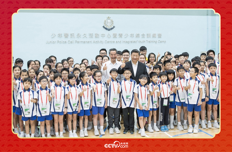 2017年6月30日上午，國家主席習(xí)近平來到香港少年警訊永久活動(dòng)中心暨青少年綜合訓(xùn)練營考察，看望正在訓(xùn)練的香港青少年。這是習(xí)近平同少年警訊成員合影。