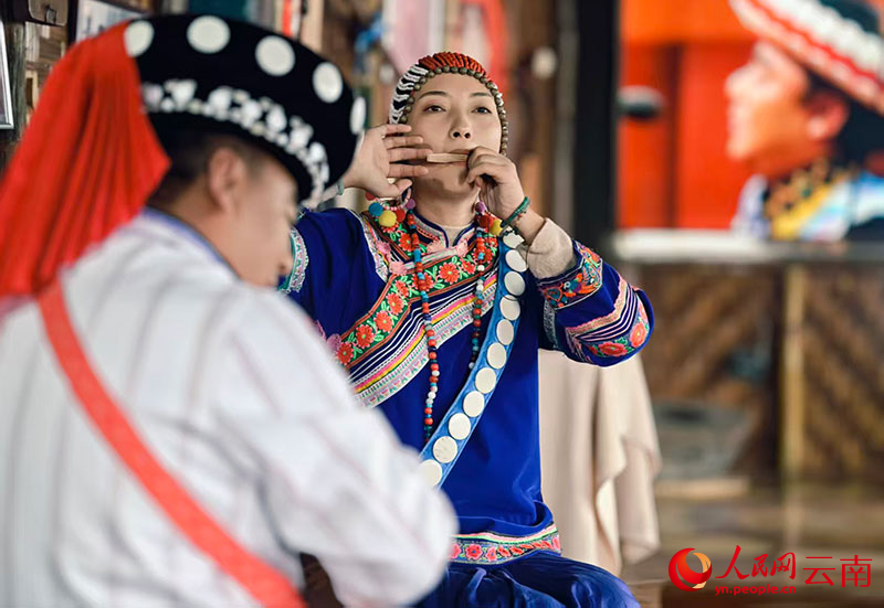 張曉慧吹奏著口弦。人民網(wǎng) 尹馨攝