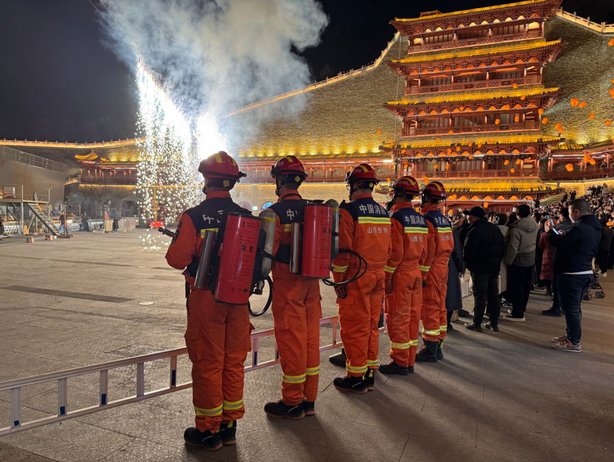 新春走基層丨24小時暖心巡邏，為古城春節(jié)“亮燈護航”
