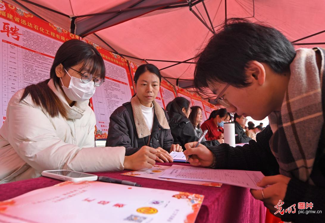 新春走基層丨春風送暖求職路 各地搭臺促就業(yè)