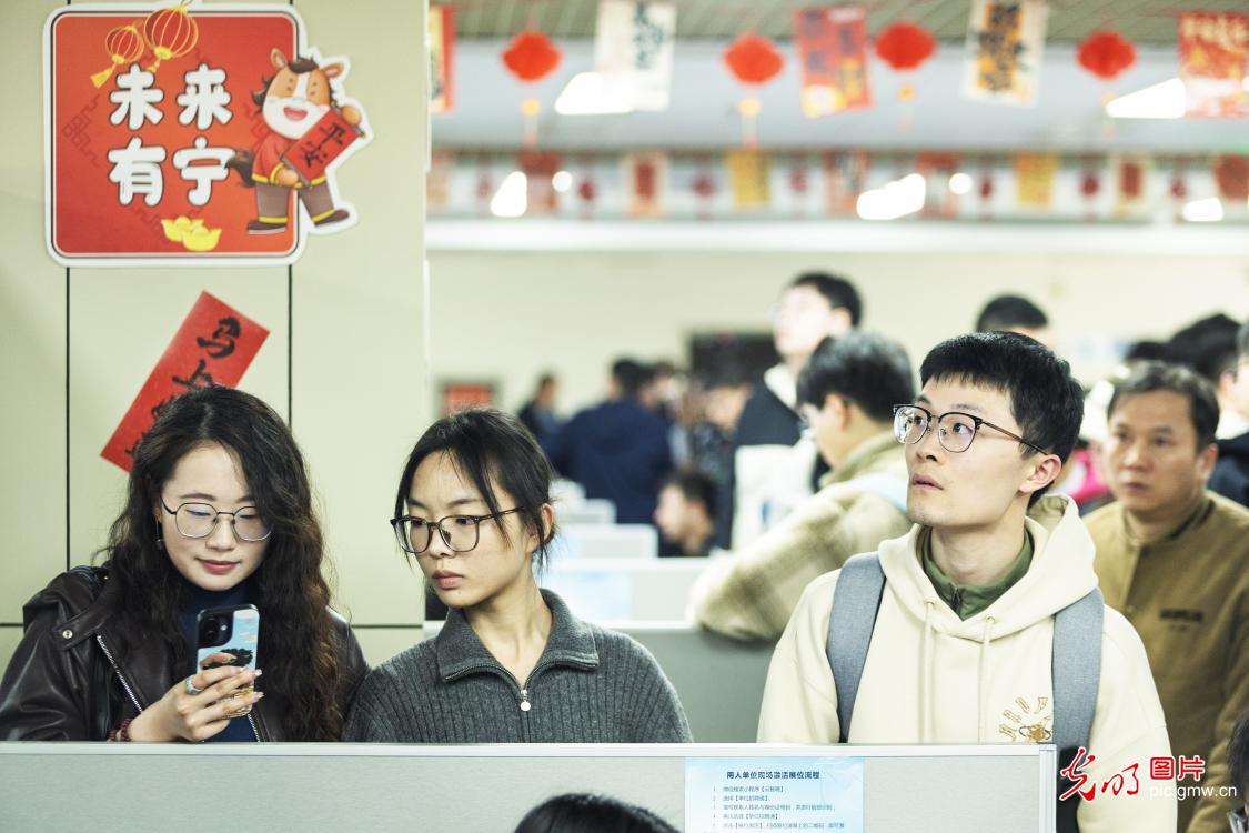 新春走基層丨春風送暖求職路 各地搭臺促就業(yè)