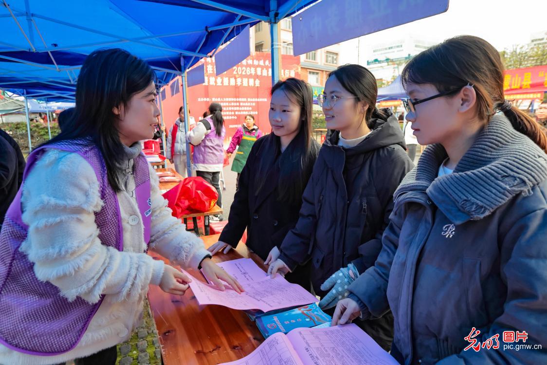 新春走基層丨春風送暖求職路 各地搭臺促就業(yè)
