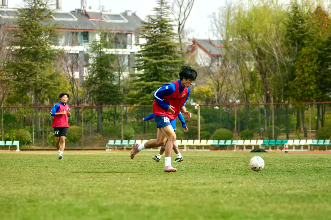 （楊林凱 攝）3月5日，西雙版納隊隊員正在進行賽前適應(yīng)性訓(xùn)練-6.jpg