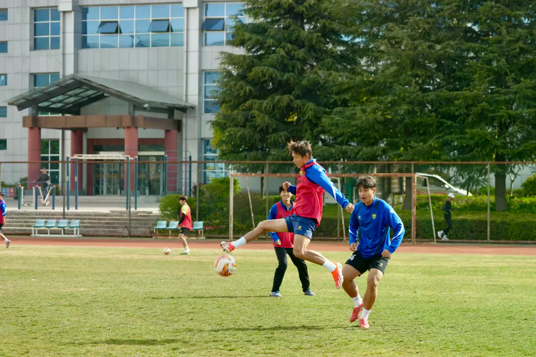（楊林凱 攝）3月5日，西雙版納隊隊員正在進行賽前適應(yīng)性訓(xùn)練-2.jpg
