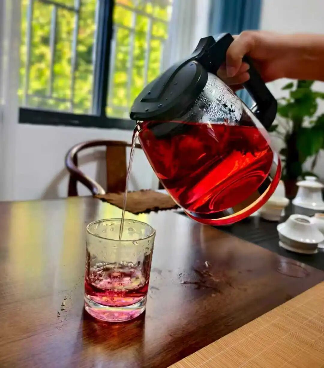 “玫瑰茄”茶。