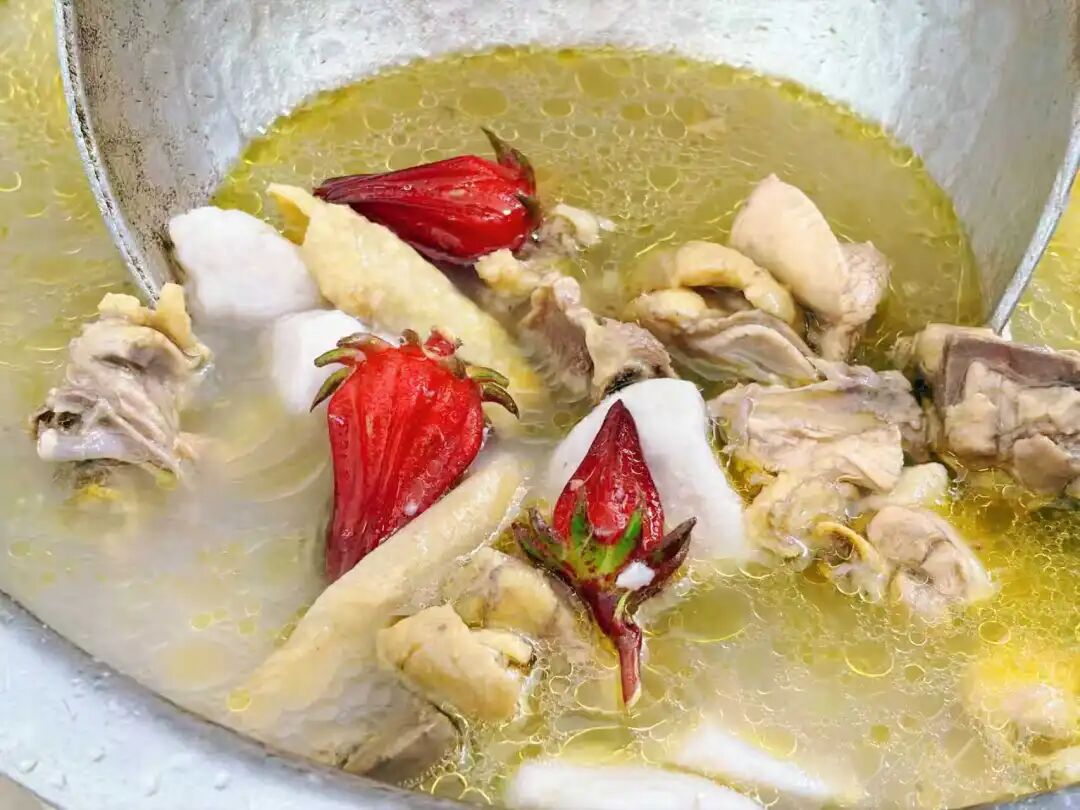 “玫瑰茄”燉雞。