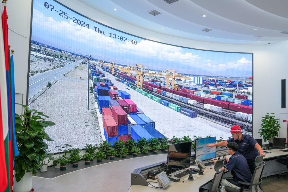 △ 在中哈（連云港）物流合作基地，工作人員通過“中哈物流場站”信息化跟蹤系統(tǒng)查看集裝箱運輸情況（2024年7月25日攝）。