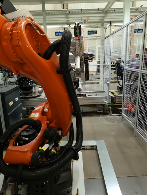 大量使用機(jī)器人的自動(dòng)化車(chē)間1