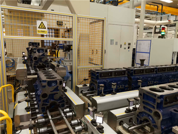 大量使用機(jī)器人的自動(dòng)化車(chē)間。