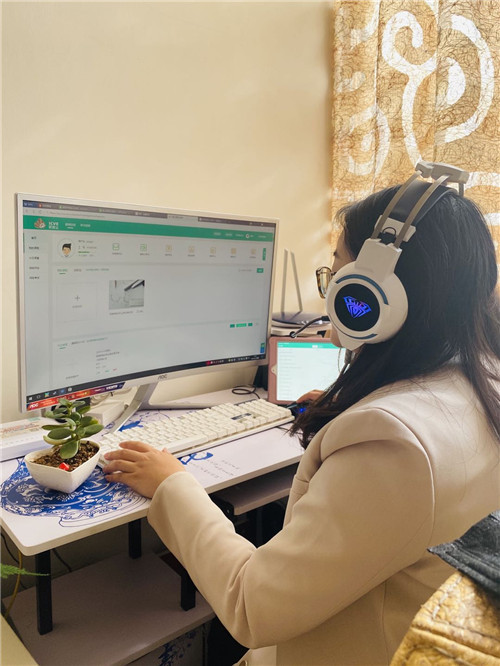 教師正在直播授課。（供圖）