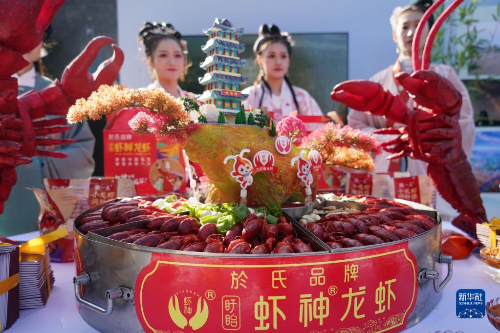 1月10日，在南京老門東歷史街區(qū)，這是活動現(xiàn)場展示的特色龍蝦。