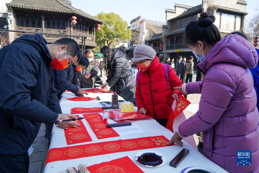 1月10日，在南京老門東歷史街區(qū)，書法愛好者在活動中為游客寫春聯(lián)、寫“福”字。