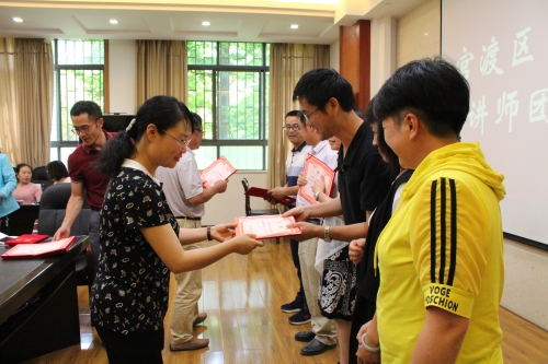 為講師團教師頒發(fā)聘書 為講師團教師頒發(fā)聘書