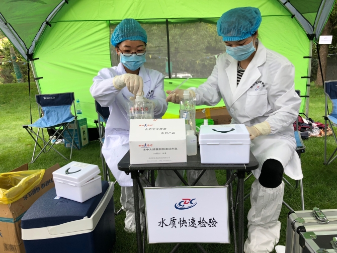 模擬災(zāi)區(qū)現(xiàn)場(chǎng)開(kāi)展快速水質(zhì)檢測(cè)。