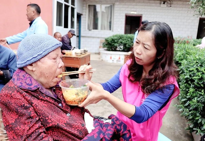 為行動不便的老人喂飯