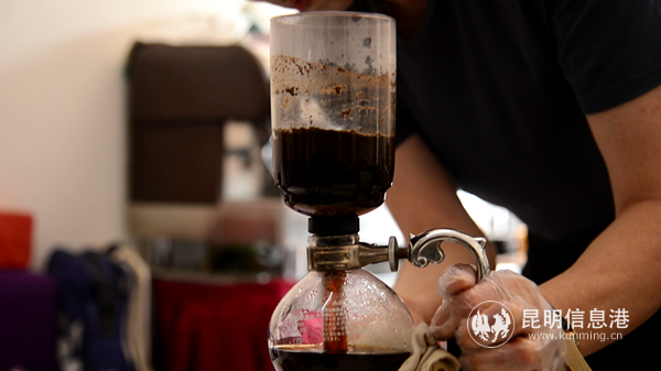 用虹吸壺沖泡藍山咖啡_副本