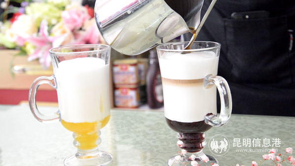 創(chuàng)意咖啡。根據不同的密度。上面為牛奶，下面是果醬，咖啡在中間。_副本