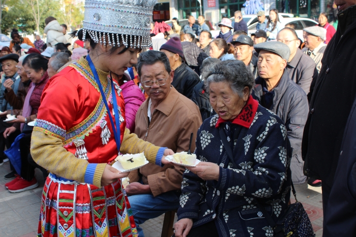 老年人品嘗蛋糕 老年人品嘗蛋糕