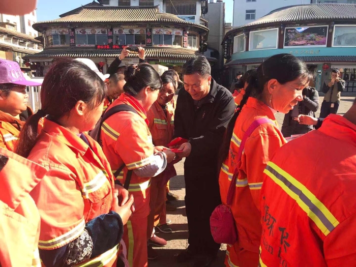 慰問(wèn)環(huán)衛(wèi)工人