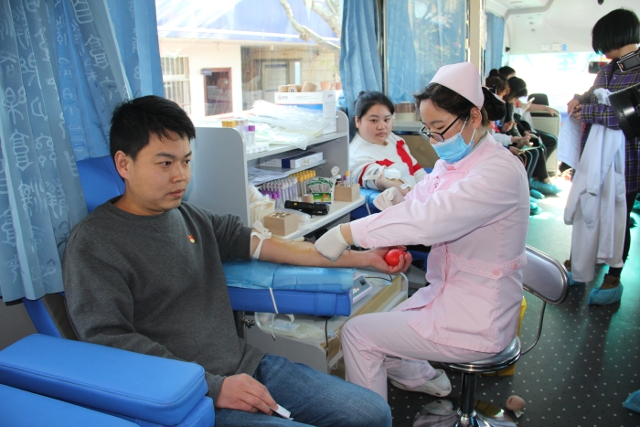 官渡區(qū)醫(yī)院職工扎堆獻血