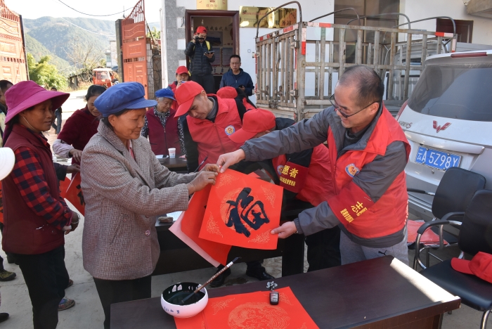 寫春聯(lián)，送福字