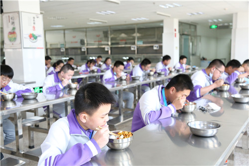 隔位就餐 隔位就餐