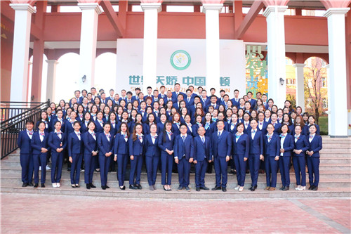 全校教師合影留念