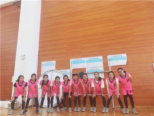 我校女籃合影