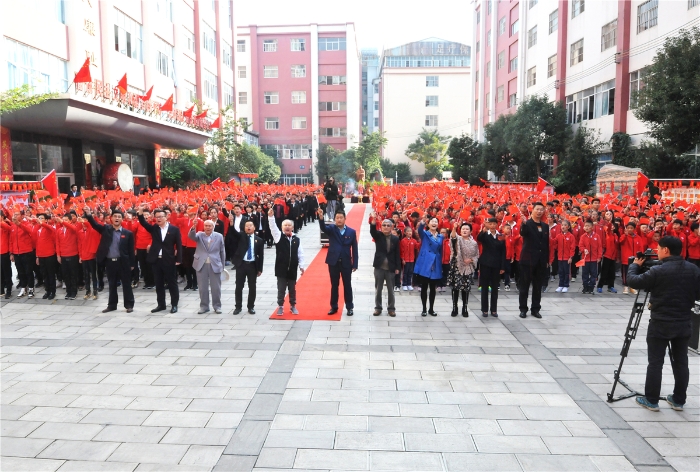 學(xué)校簡介圖3 學(xué)校簡介圖3