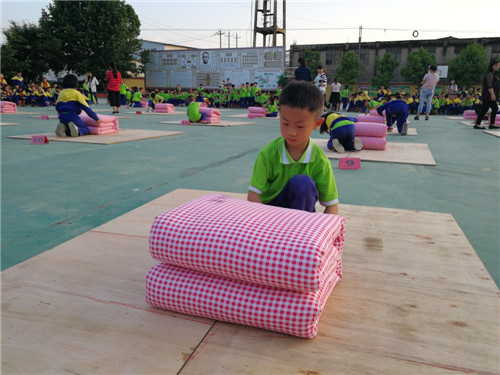 一年級(jí)學(xué)生內(nèi)務(wù)比賽 一年級(jí)學(xué)生內(nèi)務(wù)比賽