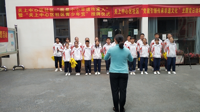 轄區(qū)冠益中學(xué)青少年表演合唱節(jié)目《文明歌》。