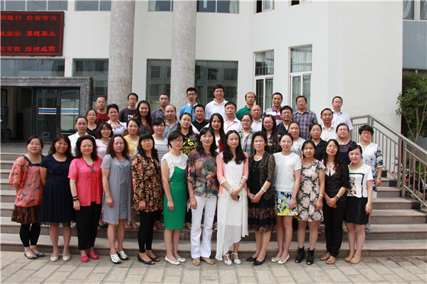 教師隊(duì)伍合影