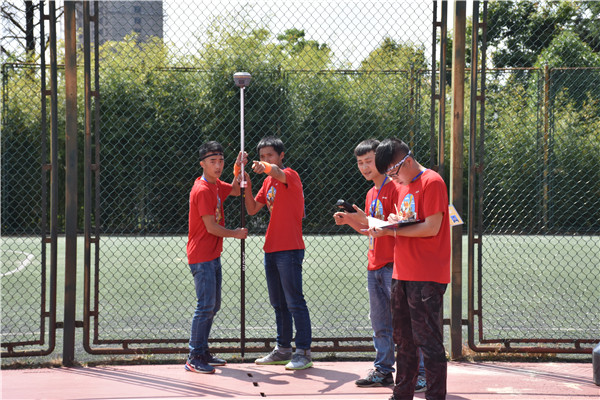 道路橋梁專業(yè)學(xué)生參加測量大賽