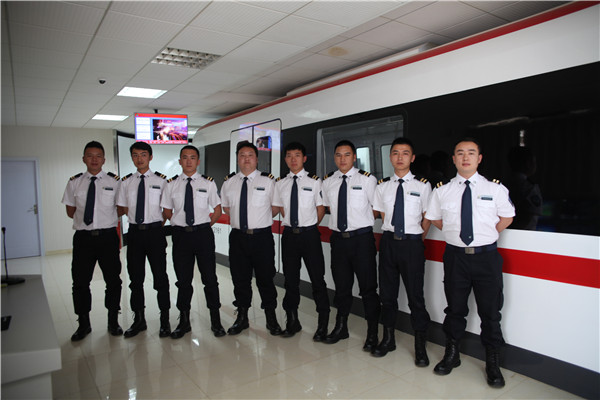 城軌專(zhuān)業(yè)學(xué)生畢業(yè)后成為昆明軌道公司地鐵司機(jī)的2015、2016屆畢業(yè)生