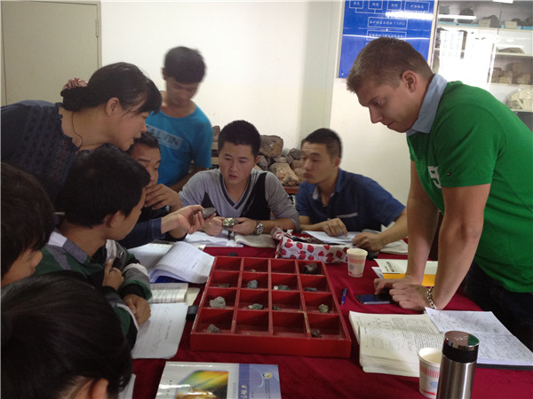 5、礦物肉眼鑒定實(shí)訓(xùn)（右一為捷克留學(xué)生米蘭