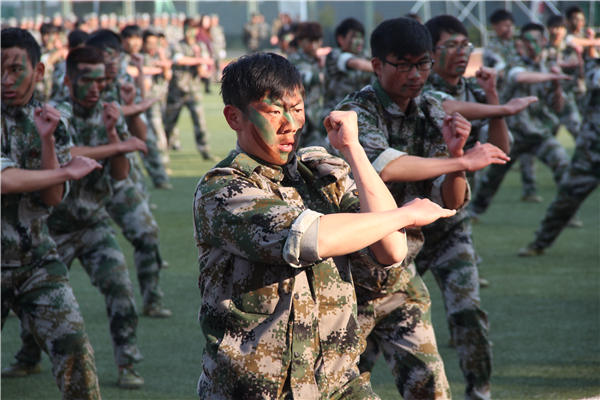 昆明冶金高等專科學(xué)校大一新生軍訓(xùn)風(fēng)采