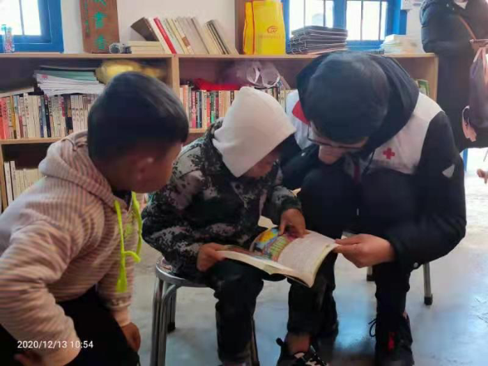 志愿者陳法勝與孩子一起讀書 志愿者陳法勝與孩子一起讀書