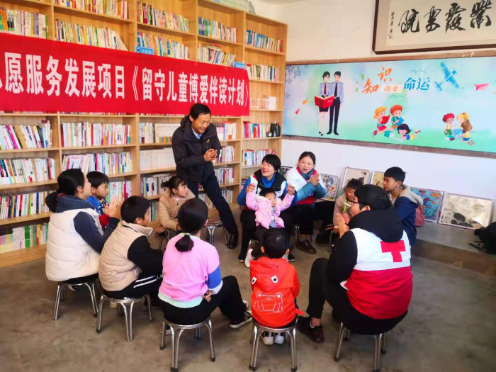 志愿者譚禮等帶著孩子讀書 志愿者譚禮等帶著孩子讀書