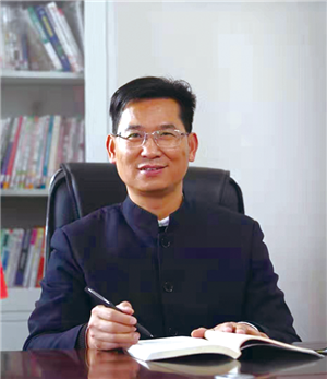 總校長(zhǎng)王生靈