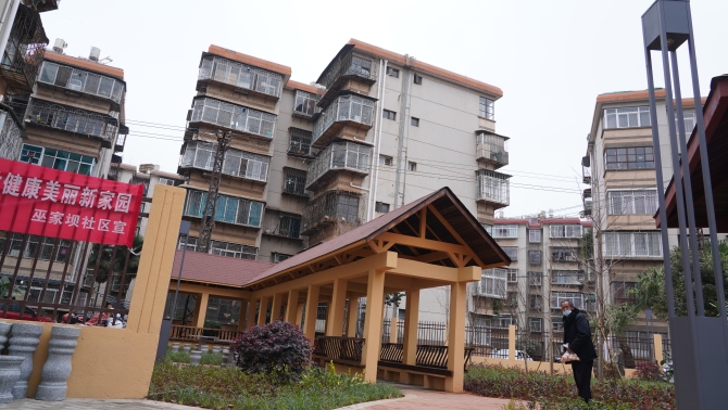 改造后的日新小區(qū)小花園 改造后的日新小區(qū)小花園